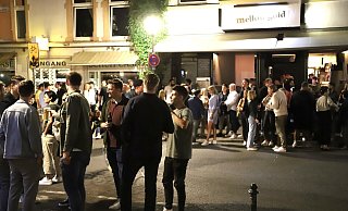 Nächtlicher Menschenauflauf am Emil-Groß-Platz vor dem Mellow Gold. - Charlotte Mahncke