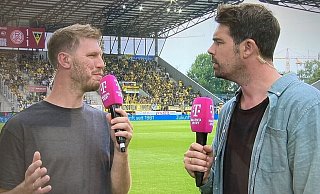 Pausen-Analyse: Fabian Klos (links) spricht mit Moderator Tobias Wahnschaffe. - NW
