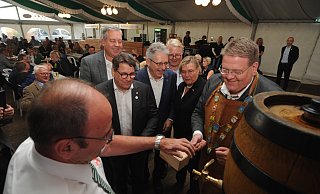 "O'zapft is": Beobachtet von Brauerei-Chef Christoph Barre und den Bundestagsabgeordneten Oliver Vogt (CDU), Achim Post (SPD) und Frank Schäffler (FDP) stach Stemwedes Bürgermeister zum Marktauftakt ein Fass Freibier an. - Joern Spreen-Ledebur