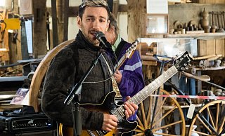 Sänger Julian Adler, hier bei einem Konzert im Holzhandwerksmuseum im Jahr 2022 in Hiddenhausen, lädt im November ins Bünder Universum ein. - Ralf Bittner