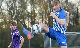 Einer der „jungen Wilden“: Felix Ostsieker (r.) vom Fußball-Landesligisten FC Bad Oeynhausen. - Jürgen Krüger