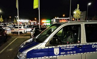Ständiger Besucher des überfüllten Parkplatzes an der Eckendorfer Straße ist inzwischen das Ordnungsamt. Weil die Einhaltung der Coronaschutzverordnung hier nicht gewährleistet ist. - Ansgar Mönter