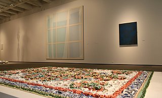 Der Teppich aus Keramikscherben sowie das große Stoffbild im Hintergrund wurden extra für die Paderborner Ausstellung angefertigt. - Sven Hauhart