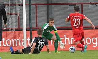 Der Anfang vom Ende: Nachdem Verls Innenverteidiger Lasse Jürgensen ins Leere gegrätscht ist und damit auch seinen Torhüter Robin Brüseke überraschte, hat Alexander Langlitz (23) keine Mühe, in der 22. Minute das 1:0 für Preußen Münster zu erzielen. - Jens Dünhölter