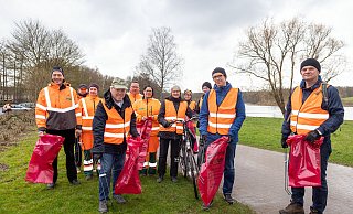 Beim "Cleanup Day" sind am Obersee neben vielen Freiwilligen auch Clemens Pues Leiter des Umweltbetriebes (vorne v.l.), Oberbürgermeister Pit Clausen, Stadtwerke-Chef Martin Uekmann und Umweltdezernent Martin Adamski im Einsatz. - Oliver Krato