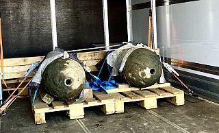 Die beiden entschärften Fliegerbomben liegen auf der Ladefläche eines Lkw in Bielefeld. - Jens Reichenbach