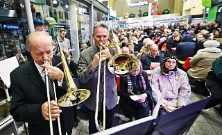 Ein Posaunenchor sorgt dafür, dass weihnachtliche Musik im Bahnhof Bethlehem erschallt. Zum zehnten Mal wurde in der Bahnhofshalle in Bielefeld eine Weihnachtsfeier für Bedürftige ausgerichtet. - Archivfoto: Sarah Jonek