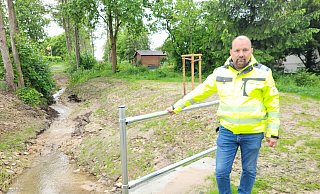 Hier ist die Rechnung für den Hochwasserschutz aufgegangen. Die Stadt hat die Durchlässe vergrößert, mehr Platz für das Wasser geschaffen. Fachteamleiter Sven Anders sieht das Problem, dass noch zu viele Bäche verrohrt sind - und jeder muss auch in den Eigenschutz investieren. - Astrid Sewing