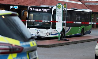 Weil in einem leeren Linienbus eine vermeintliche Handgranate gefunden wurde, musste ein Teilabschnitt der Bushaltestelle am Bahnhof abgesperrt werden. - Alex Lehn