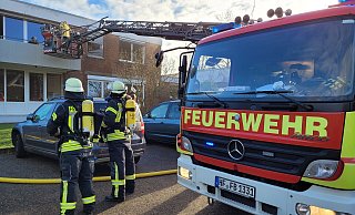 In dieser Woche hat es mehrmals im Wittekindskreis gebrannt. Hier warten Feuerwehrleute mit Atemschutzgeräten vor einer Kita in Kirchlengern auf den Einsatz. - Florian Weyand