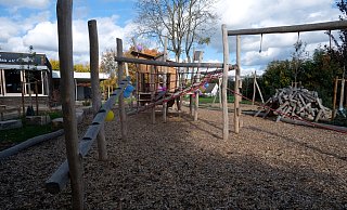 Die neuen Spielgeräte wurde von den Kindern in einem Workshop entworfen. Die "Biber-Hütte" rechts im Bild kam gut an. - Katharina Eisele
