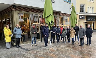 Die Teilnehmer des Rundgangs zu den Problemorten in der Paderstadt. - IG Innenstadt