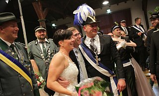 Ein Hoch dem Stadtschützenkönigspaar: Biggi Vahle, Bürgermeister Tobias Scherf und Mario Vahle beim Schützenball der Okoberwoche. - NW-Archiv/Dieter Scholz