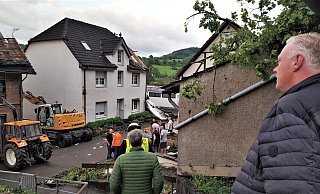 Bürgermeister Daniel Hartmann schaut auf die Zerstörungen, die der Tornado angerichtet hat. - Stadt Höxter