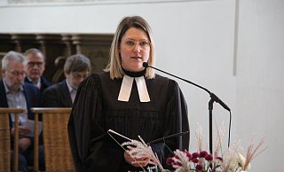 Pfarrerin Melanie Hellmers verabschiedet sich von der Kirchengemeinde im Altkreis Warburg. - Burkhard Battran