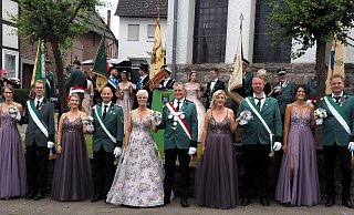 Dies Bildnis ist bezaubernd schön: Das Königspaar und der Hofstaat mit (v.l.) Katharina und Daniel Reineke, Sarah und Andreas Hansmann, König Markus und Königin Alexandra Ahlemeyer, Lisa Meier-Johann mit Christoph Hesse sowie Vanessa uns Benjamin Mues. - Josef Köhne