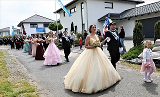 Töchterchen Lina (6) geht vorweg: Dennis und Regina Reger in Hohenwepel. - Simone Flörke