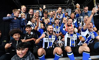 Bierdusche inklusive: Das Siegerteam des Klosterpforten-Cups, die Traditionsmannschaft des DSC Arminia Bielefeld, feiert seinen Erfolg. - Uwe Caspar