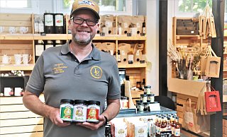 Lars Eickmeyer möchte seinen Kunden Liebe und Genuss zur italienischen Küche näherbringen und setzt auf gute Gespräche, verbunden mit einer Verkostung, an seinem Stand in der Markthalle. - Claus Frickemeier