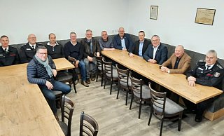 Feuerwehr-Vertreter und Firmenchefs schauen sich das Ergebnis im neuen Aufenthaltsraum an. - Dieter Scholz