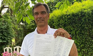 Frank-Ulrich Friedlein zeigt den Brief und die Unterschriftenliste, die er an Bürgermeisterin Sabine Amsbeck-Dopheide, Landrat Sven-Georg Adenauer und die Kreispolizeibehörde Gütersloh geschickt hat. Der 61-Jährige macht sich Sorgen. Fotos: Markus Voss - Markus Voss