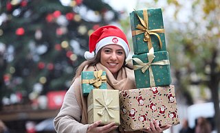 Liebevoll verpackt - so verschenken die Herforder Leserinnen und Leser gern ihre "Pakete mit Herz". NW-Volontärin Sevim Hangül steht vor dem großen Weihnachtsbaum auf dem Alten Markt und macht Werbung für die Aktion, die jetzt gestartet ist. - Frank-Michael Kiel-Steinkamp