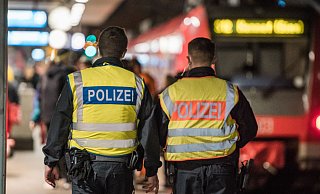 Die Bundespolizei konnte den Tatverdächtigen noch am Bahnsteig festnehmen. - Symbolfoto: Bundespolizei