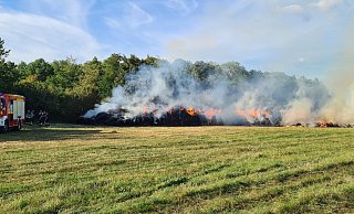 Die gelagerten Rundballen brannten in voller Ausdehnung ab. - Feuerwehr Borchen