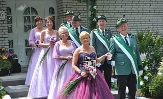 Königin Maria Büker (von vorne nach hinten) und König Rudolf Büker, Irmhild und Jürgen Lohöfer, Gabi und Meinolf Köhne sowie Dieter und Ute Reinhard. - Lennart Schlütz