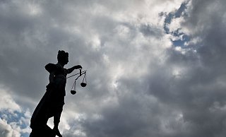 Nach einem Streit soll ein 40-jähriger Angeklagter aus Bad Oeynhausen versucht haben, seine Freundin zu küssen. Offenbar wehrte sie sich und er biss ihr ins Gesicht. - Verwendung weltweit