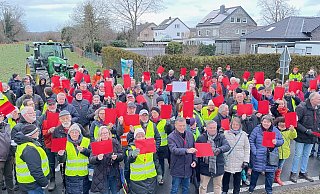 Rund 250 Menschen demonstrieren am Samstag und zeigen der Deutschen Bahn sowie dem Bundesverkehrsministerium die Rote Karte für den geplanten Neubau der ICE-Trasse. - Natalie Gottwald