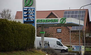 Die Tankstelle in Eisbergen, hier kurz nach dem letzten Überfall, war schon mehrfach Tatort solcher Straftaten. - (Archiv): Thomas Lieske