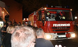 Die Metal-Fans heißen die Freiwillige Feuerwehr Beverungen willkommen. - Thomas Kube
