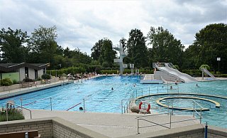 Ob es bei Familien- und Saisonkarten für das Verler Freibad künftig eine Differenzierung zwischen Einheimischen und Auswärtigen gibt, darüber wird aktuell diskutiert. - Karin Prignitz