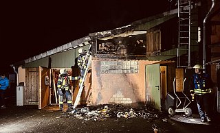Die Feuerwehrleute hatten das Brandgeschehen am Isselhorster Kirchplatz rasch unter Kontrolle. - Thorsten Heß