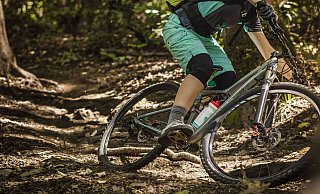 Mountainbiker lieben Gefällestrecken. An der Stückestraße kam es nun zu einem schweren Unfall. - imago images/Westend61
