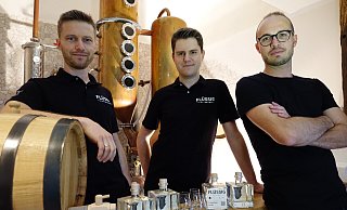 Tristan Cohrs ( v. l.), Adrian Dobrowolski und Torben Lührmann sind die Gesichter hinter der ersten Volmerdingsener Brennerei, der "Flüssigfütterung". - Privat
