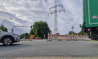 An der Kreuzung Oststraße/ Detmolder Straße (B239) in Lage geht es derzeit nicht Richtung Detmold weiter. Hier regelt eine Baustellenampel den Verkehr. - Carolin Brokmann-Förster An der Kreuzung Oststraße/ Detmolder Straße (B239) in Lage geht es derzeit nicht Richtung Detmold weiter. Hier regelt eine Baustellenampel den Verkehr. - Carolin Brokmann-Förster