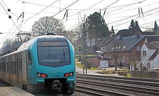 Hiddenhausen verfügt über einen Bahnhof in Schweicheln. An der Bahnstrecke liegen viele Einfamilienhäuser. - Frank-Michael Kiel-Steinkamp