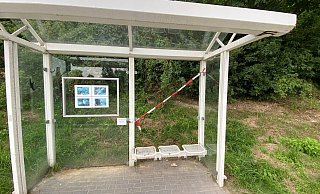 Den Schaden an 16 Bushaltestellen in Höhe von 10.000 Euro müssen die Stadt Lichtenau und die Gemeinde Borchen tragen, da die Scheiben nicht versichert sind. Für Hinweise ist eine Belohnung von 600 Euro ausgesetzt. - Gemeinde Borchen