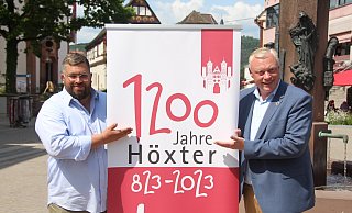 Schützenkommandeur Thomas Wiesemann (l.) und Bürgermeister Daniel Hartmann laden zum Jubiläumsfest ein. - Burkhard Battran