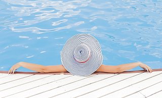 Der Traum vom eigenen Pool: Die Nachfrage nach Schwimmbecken im eigenen Garten ist riesig. Dabei spricht aus Umwelt-Sicht einiges gegen Kunstsoffpools und vieles für maßgefertige Lösungen. - Pixabay/Symbolfoto