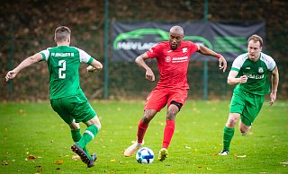 Der SV Gadderbaum 08, hier mit Stephane Lionel Kengni beim 2:0-Heimsieg gegen zwei Ubbedissener, hatte zwischenzeitlich die Tabellenführung der Kreisliga A inne. - Mike-Dennis Müller