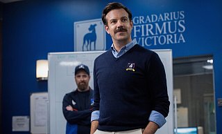 Coach Ted Lasso (Jason Sudeikis, r.) und seine rechte Hand Coach Beard (Brendan Hunt) versuchen den Fußballclub AFC Richmond auf Vordermann zu bringen. - picture alliance / Everett Collection