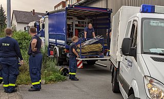 Am ersten Tag nach Auffliegen der illegalen Zigarettenfabrik mussten die THWler erst einmal für Strom und Licht sorgen, inzwischen sind sie damit beschäftigt, die Hallen auszuräumen. - Anja Hanneforth