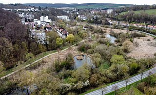 Blick auf das Gelände der Landesgartenschau Bad Gandersheim mit dem Auepark im Vordergrund und Teilen der Stadt im Hintergrund. - Swen Pförtner