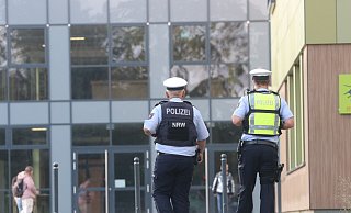 Polizei mit Einsatzkräften an der Stadtschule in Lübbecke. - Claus Frickemeier