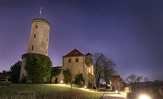 Die Bielefelder Sparrenburg bei der Earth Hour 2018. - Sarah Jonek