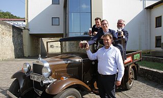 Ein erster Schluck: Braumeister Peter Schießl (v. l.), Bürgermeister Tobias Scherf und die Brauerei-Chefs Franz-Axel und Michael Kohlschein. - Dieter Scholz