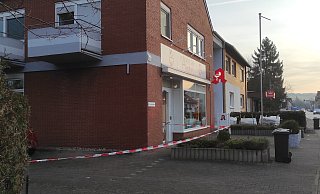 Die Polizei hatte am Tag nach der Bluttat in Lauenförde den Ort abgesperrt. - Svenja Ludwig